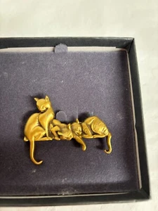 Broche prendedor MFA Museo de Bellas Artes Boston Tres Gatos Chapado en Oro sobre Latón Usado en Excelente Condición - Imagen 1 de 11