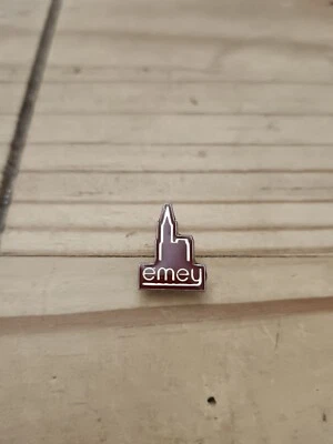 Pin's Pins Pin Enamel 26 Société Fabriquant Classeur Organiser Bureau "emey"  - Photo 1/2