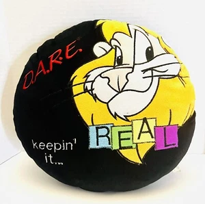 "Almohada promocional Keepin' It Real Lion 14"" bordada D.A.R.E DARE DE COLECCIÓN"  - Imagen 1 de 3
