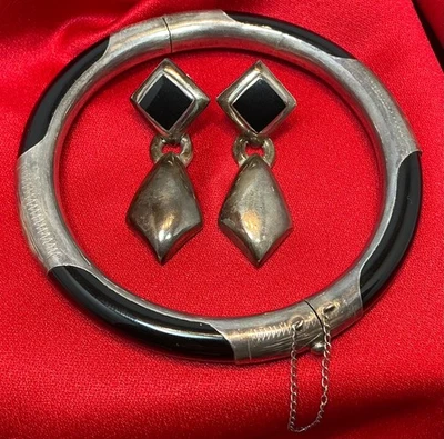 Brazalete y pendientes de plata de ley con bisagras de nefrita negra de colección Foto 1 de 4