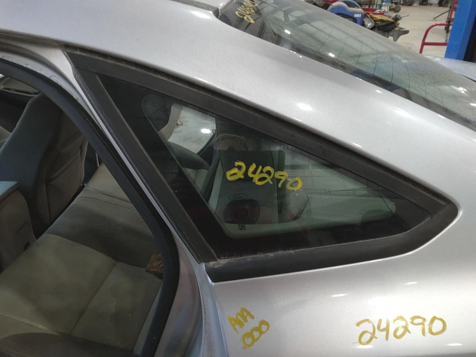 Стекло четверть стекла левая сторона водителя для седана Ford Focus 12–18 годов выпуска с черным молдингом изготовитель оборудования - Изображение 1 из 1