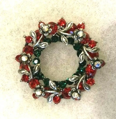 Corona de tono plateado navideño con pedrería roja y verde aprox. 1 3/4 pulg. Diámetro Foto 1 de 4
