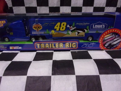 Plataforma de remolque NASCAR Winner’s Circle 1:64 Jimmie Johnson Looney Tunes 400 revancha Foto 1 de 3