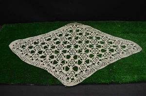 ANCIEN NAPPERON BRODE CROCHET DECOR DE TABLE CANDÉLABRE CHEMINÉE CENTRE - Picture 1 of 1