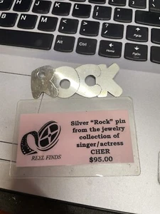 Pin de metal "rock" plateado de cantante CHER de la colección de cantantes con certificado - Imagen 1 de 2