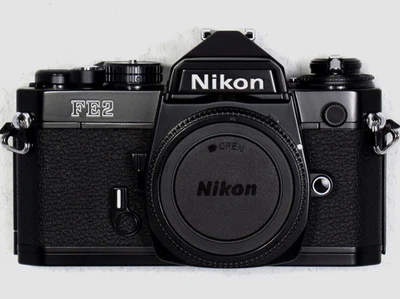 NUEVA, SIN USAR Cámara Nikon FE2 35mm SLR NEGRA con obturador de titanio Somos vendedor de EE. UU. Foto 1 de 4