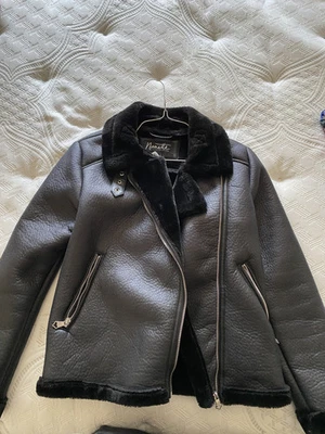 Женская куртка-бомбер Nanette Lepore из искусственной кожи (овечья кожа) (черная) (с меховой подкладкой) - Изображение 1 из 3