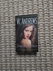 Daughter of Darkness V.C. Andrews Paperback Book Vampire Novel - Foto 1 di 2