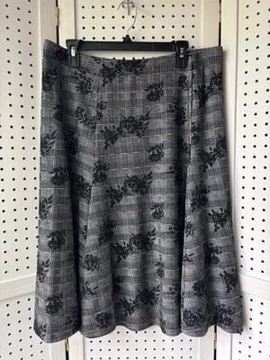 Falda midi Christopher and Banks negra blanca floral suave para mujer Lg Foto 1 de 4