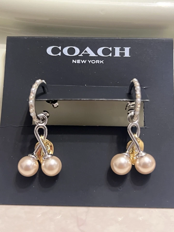 Aretes Coach de perlas de cereza enchapados en plata con cristales Foto 1 de 4