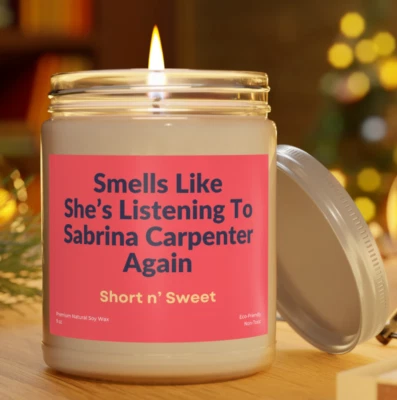 Vela natural premium Sabrina Carpenter personalizável 9 oz decoração fã de música presente - Imagem 1 de 4