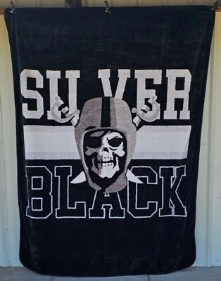 CASCO DE FÚTBOL CALAVERA ESPADA PIRATA PLATA NEGRO TAMAÑO QUEEN COLCHA Foto 1 de 2