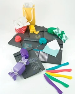 CAJA DE REGALO WE R Memory Keepers, bolsa de regalo y SOBRE tablas perforadoras - Imagen 1 de 19