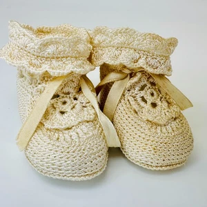 Vintage handgefertigte gehäkelte Babyschuhe - cremefarbene Bandkrawatte, Rüschenmanschette, 1940er - Bild 1 von 10