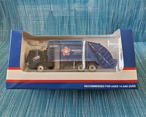 Camión de carga trasera Die-cast escala 1/87 1st Gear Mack nuevo en caja. Republic Services - Imagen 1 de 6