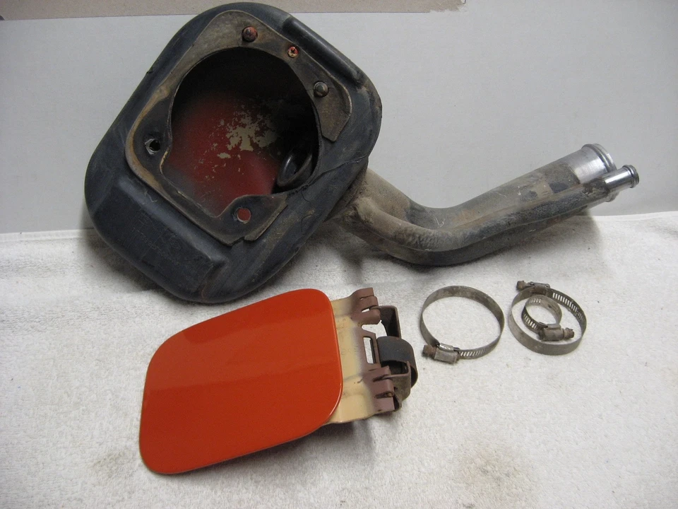 Camión Ford 1977-1979 F150 F250 F350 tanque trasero de combustible de gas cuello de llenado y puerta OEM Foto 1 de 4