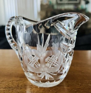 "Mini jarra crema floral Waterford de cristal de 3,5"" de alto flores grabadas en vidrio" - Imagen 1 de 22
