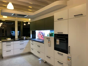 Nolte Ausstellungsküche S19 Soft Lack 76W Weiß softm. + S19 Soft Lack 76V Olive - Bild 1 von 12