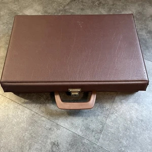 VINTAGE RETRO CASSETTE STORAGE CASE HOME OR CAR TAPE BOX HOLDS 32 CASSETTES - Picture 1 of 2