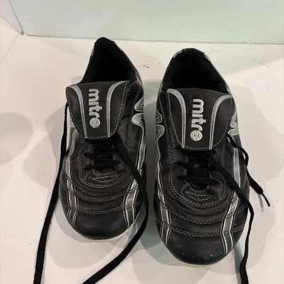 Botines de fútbol Mitre para hombre talla 10,0 negros y plateados Foto 1 de 4