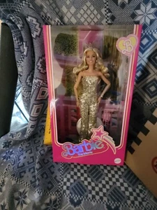 Barbie la película Margot Robbie como Barbie en oro discoteca mono HPJ99 en envío - Imagen 1 de 7
