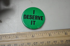Vintage Novelty I DESERVE IT Pinback Button - Imagen 1 de 3