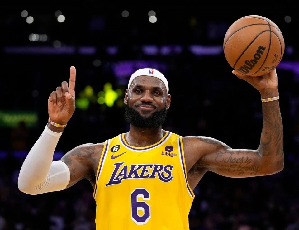 LEBRON JAMES CAREER POINTS LEADER 8X10 GLOSSY PHOTO PICTURE - Image 1 of 1