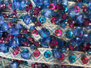 VINTAGE BORTE MIT PERLEN BLAU UND ROSA BAUMELN - Bild 1 von 2