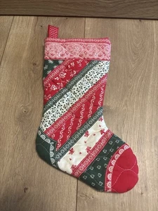 Piccola Calza Natalizia Trapuntata - Vintage Patchwork Bambino Taglia 12,5" Bordo in Pizzo - Foto 1 di 3