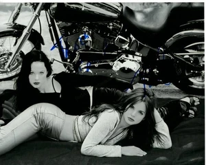Foto firmada autografiada 8x10 de THORA BIRCH y MENA SUVARI BELLEZA AMERICANA - Imagen 1 de 1