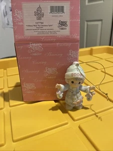 Precious Moments 2004 S'MITTEN WITH THE CHRISTMAS SPIRIT 117785 Figurine - Picture 1 of 1