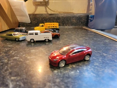 Hot Wheels Green Speed: Tesla Model S (FYD88) Foto 1 de 3