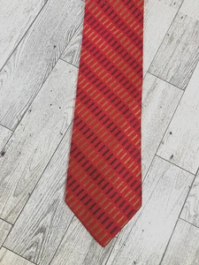 Jos A Bank Mens 100% Silk Italian Classic Necktie Red Burgandy Gold Broken Lines - Picture 1 of 7