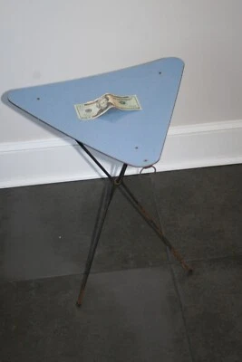 Mesa auxiliar plegable y colgante de pared trípode triángulo mediados de siglo vintage Foto 1 de 4