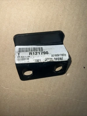 Novo OEM John Deere Braçadeira PORTA DIREITA R121790 - Imagem 1 de 3
