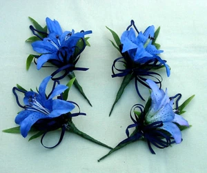 NEW 4 BLUE LILY /NAVY BUTTONHOLES BRIDE GROOM CORSAGES WEDDING-SYMPATHY FLOWERS - Picture 1 of 3