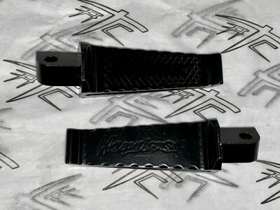 HAYABUSA ESTRIBERAS TRASERAS NEGRAS CORTE DIAMANTE GRABADO 2008-2020 SUZUKI - PANTALLA  Foto 1 de 3