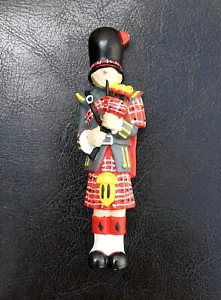 FRIDGE MAGNET 3D SOUVENIR SCOTTISH GUARDS PERSON PLAYS BAGPIPES WITHOUT LOOKING - Picture 1 of 6