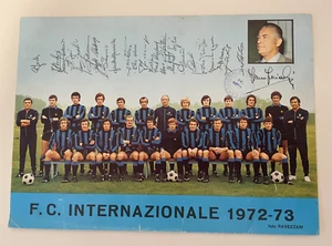 INTER FC CARTOLINA ROSA COMPLETA SCHIERATA ANNO 1972-73 MIS 23,5X17cm PR.UFF - Foto 1 di 2