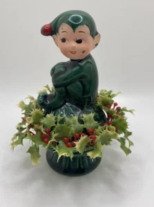Vintage INARCO Japan Pixie Elfe auf Sockel mit Stechpalme Grünzeug Kranz Weihnachten Etikett - Bild 1 von 10