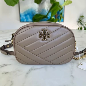 Neu mit Etikett Tory Burch Kira Chevron kleine Kamera-Umhängetasche klassisch taupe Leder - Bild 1 von 16