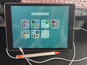 Apple iPad 9. Gen 64GB + Logitech Crayon + Case + Screen protector + Cable - Bild 1 von 5