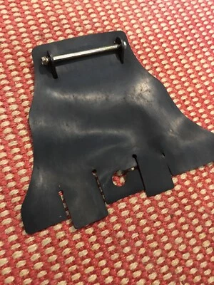 02-09 Honda VFR800 Interceptor Tanque de Gas Montaje Perno Soporte Faldón y Protector Térmico  Foto 1 de 4