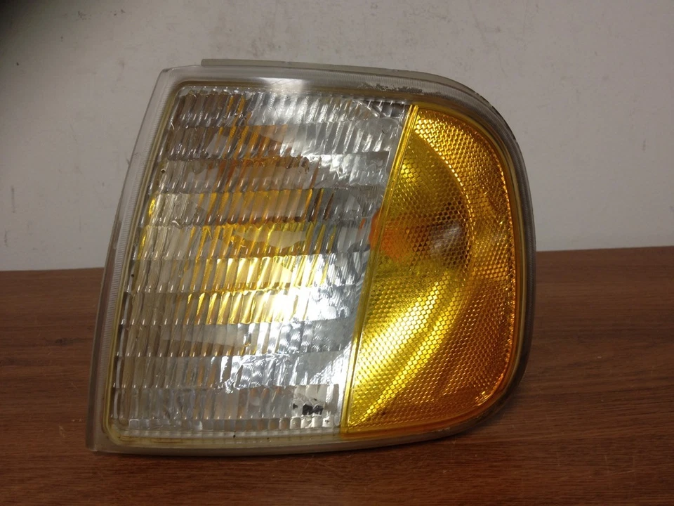 2000 FORD EXPEDITION LEFT/DRIVER CORNER LIGHT OEM *FLAWED - Image 1 of 1