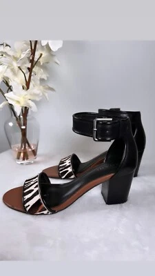 Sandalia de pelo de pony Tahari May estampado animal negra talla 6 1/2 Foto 1 de 4