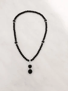 Collana elastica con perline e con pendenti su coccu portafortuna - Foto 1 di 1