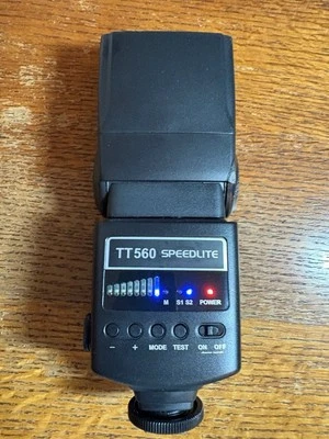 Neewer TT560 Electronic Flash Speedlite For DSLR Cameras With 2 Accessories - Image 1 of 4