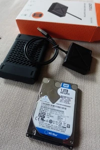 WD BLUE 1TB 2.5 SATA HDD 5200 RPM WD10TPVT-00HT5T1 + Sata Adapter Enclosure - Picture 1 of 9