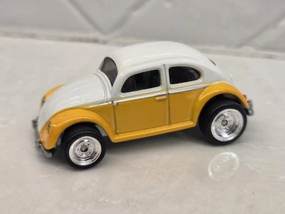 Volkswagen VW Beetle Bug 2010 Hot Wheels garaje blanco amarillo pilotos reales sueltos Foto 1 de 4