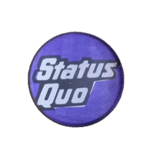 VTG 1980s STATUS QUO ROCK BAND PRISMATIC BADGE - Picture 1 of 2